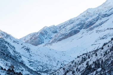 Kırılmamış havada dağlarda kış