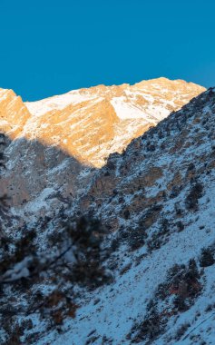 Kırılmamış havada dağlarda kış