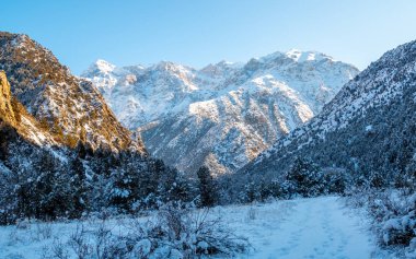 Kırılmamış havada dağlarda kış
