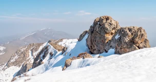 Θέα από χιονισμένη βουνοκορφή — Αρχείο Βίντεο