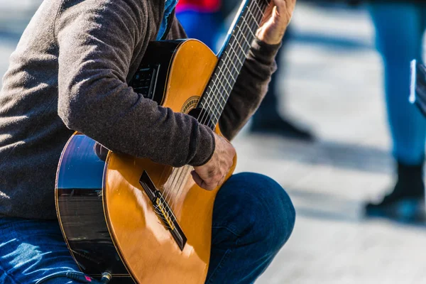 Человек Играет Гитаре Улицах Венеции — стоковое фото