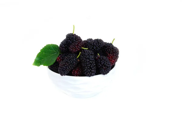 Mulberry w naczyniu z izolowany liść na białym tle blackberry — Zdjęcie stockowe