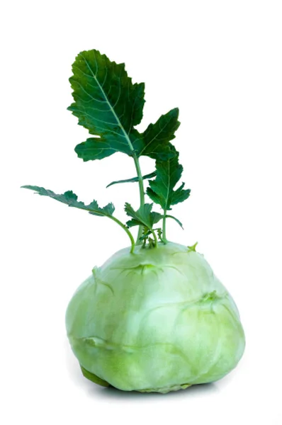 Färsk kålrabbi med gröna blad på isolerad vit bakgrund — Stockfoto