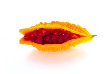 acı kavun veya beyaz izole sarı momordica