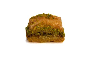 Antep fıstığı, ceviz ve beyaz zemin üzerine bal baklava.