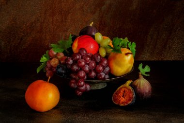 Natürmort meyve ile: üzüm, elma, incir, antika bakır teneke tabakta armut