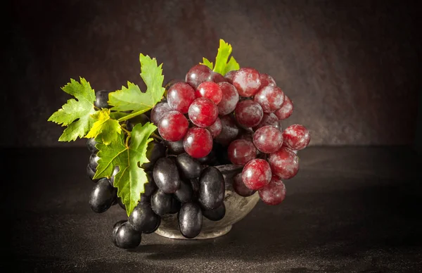 Natürmort antika bakır kalay Kupası'nda üzüm ile