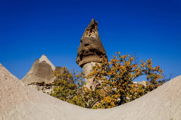 Kappadokie, Turecko. Víla komín. Kombinační kamenné houby v údolí mnichů. Fairy Chimneys údolí — Stock fotografie