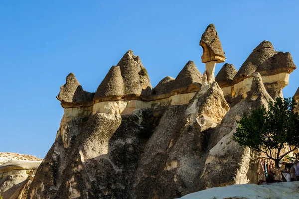 Kappadokie, Turecko. Víla komín. Kombinační kamenné houby v údolí mnichů. Fairy Chimneys údolí — Stock fotografie