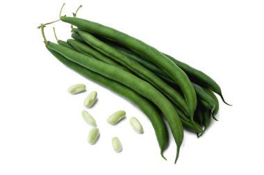 Beyaz arkaplanda yeşil fasulyeler izole