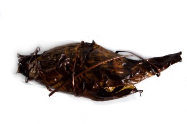 Beyaz arka plan üzerinde izole Muz Yaprak Sarma Balık yaldızlı kafalı çipura ızgara. Sparus aurata.