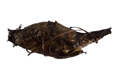 Beyaz arka plan üzerinde izole Muz Yaprak Sarma Balık yaldızlı kafalı çipura ızgara. Sparus aurata.