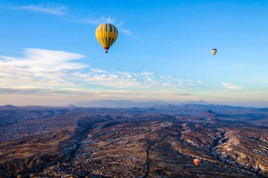 Sıcak hava balon Kapadokya Türkiye vadilerde üzerinde uçan