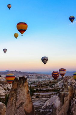 Sıcak hava balon Kapadokya Türkiye vadilerde üzerinde uçan