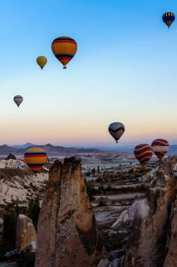 Sıcak hava balon Kapadokya Türkiye vadilerde üzerinde uçan