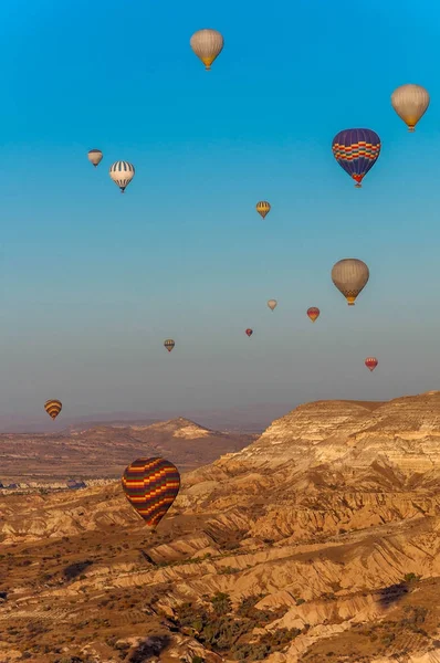 Globo de aire caliente volando sobre valles en Capadocia Turquía — Foto de Stock