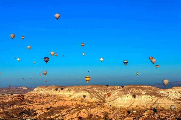 Globo de aire caliente volando sobre valles en Capadocia Turquía — Foto de Stock