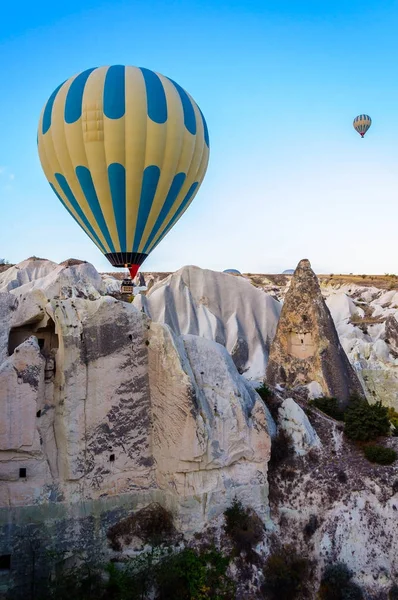 Globo de aire caliente volando sobre valles en Capadocia Turquía — Foto de Stock