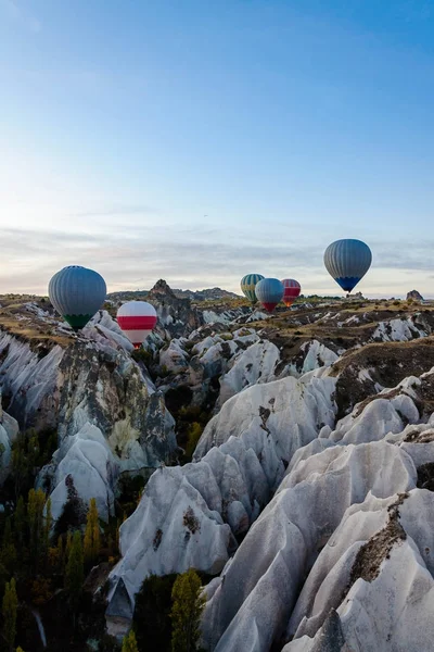 Globo de aire caliente volando sobre valles en Capadocia Turquía — Foto de Stock