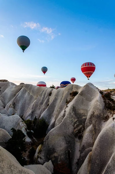 Globo de aire caliente volando sobre valles en Capadocia Turquía — Foto de Stock