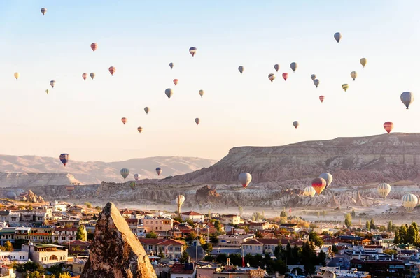 Globo de aire caliente volando sobre valles en Capadocia Turquía — Foto de Stock