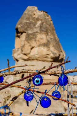 Volkanik kasabalarda mağara oluşumu kayalar, Göreme, Kapadokya tüf oyulmuş dağ manzarası içinde taş evler