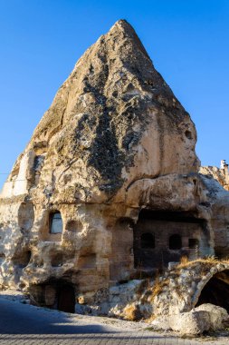 Volkanik kasabalarda mağara oluşumu kayalar, Göreme, Kapadokya tüf oyulmuş dağ manzarası içinde taş evler