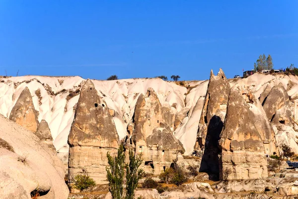 Volkanik kasabalarda mağara oluşumu kayalar, Göreme, Kapadokya tüf oyulmuş dağ manzarası içinde taş evler — Stok fotoğraf