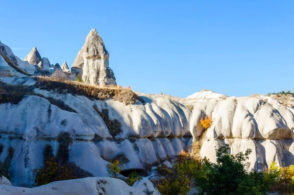 Miasta jaskini w wulkaniczne skały formacji, kamień domy w Goreme, góry krajobraz rzeźbione w tuff Cappadocia, Turcja — Zdjęcie stockowe