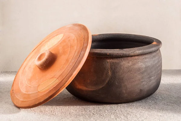 Cerâmica ou argila pote tradicional turco sobre fundo cinza. Guvec... — Fotografia de Stock