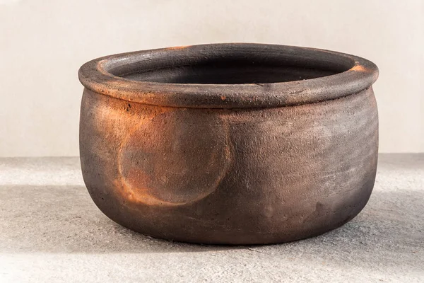 Ceramiczne lub gliny turecki pot tradycyjne na szarym tle. Guvec — Zdjęcie stockowe