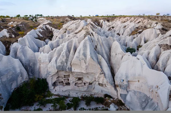 Galamb-völgyre kilátást a forró levegő léggömb, Goreme, Cappadocia, Törökország — Stock Fotó