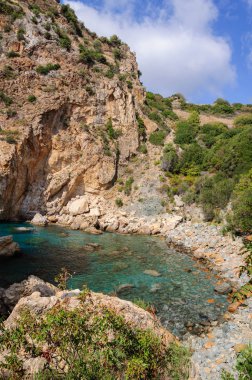 Denizi güzel lagün ve tarihi ve arkeolojik kale Antiochia ad Cragum Gazipasha Türkiye üzerinden görüntülemek.