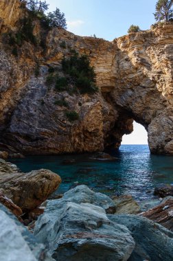 deniz koyları yakınındaki tarihi ve arkeolojik kale Antiochia ad Cragum Gazipasha Türkiye ile güzel lagün cobvered.