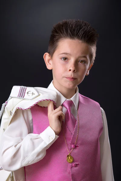 Fiatal fiú gazdaság kabátja, a válla, az ő első Szent fölött — Stock Fotó