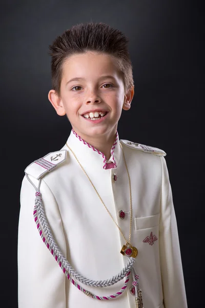 Jeune garçon souriant dans sa première communion — Photo