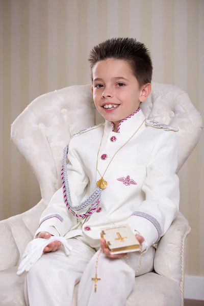 Fiatal fiú imakönyv és az ő első Szent Communio rózsafüzér — Stock Fotó