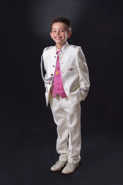 Jeune garçon debout et souriant dans sa première communion — Photo