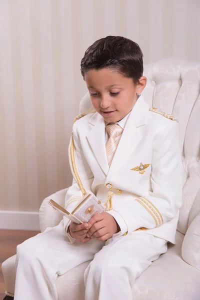 Jonge jongen lezen van een boek van gebed — Stockfoto