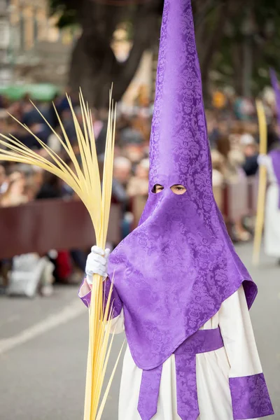 Semana Santa de Málaga, España. Niño nazareno en procesión del Domingo de Ramos . —  Fotos de Stock