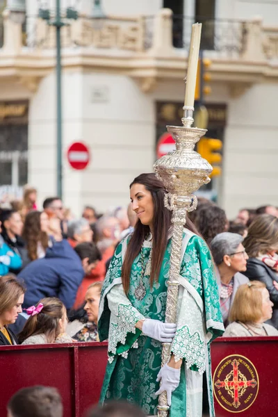 Semana Santa de Málaga, España. Chica con personal en la procesión del Domingo de Ramos . — Foto de Stock