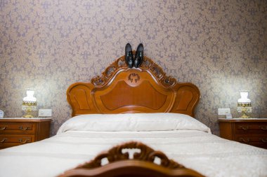 Karyola üzerinde asılı damat Ayakkabı