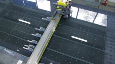 Fabrikadaki Modern Cam Kesme Hattı. Endüstriyel otomatik makine. Turna atışı.