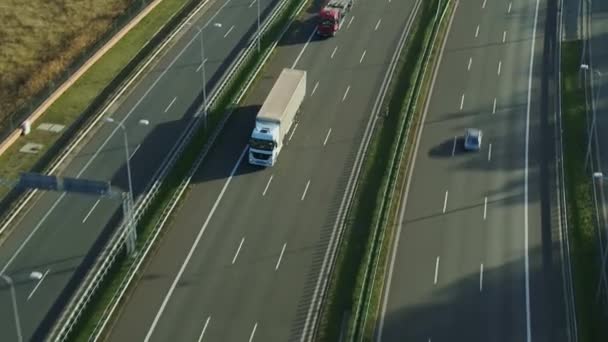 公路上的白色卡车在中路交通要道行驶中-跟踪射击 — 图库视频影像