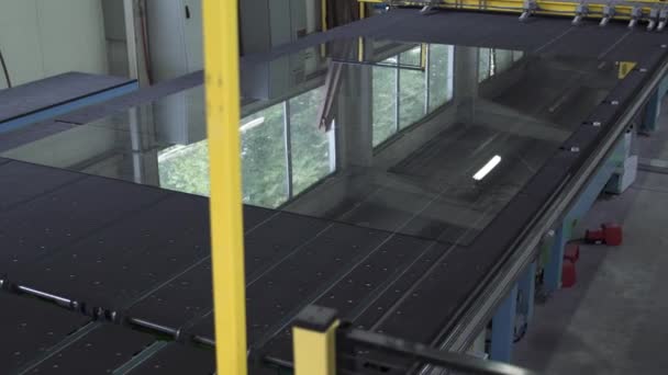 Σύγχρονη γραμμή κοπής γυαλιού σε ένα εργοστάσιο. Βιομηχανική αυτοματοποιημένη μηχανή. — Αρχείο Βίντεο