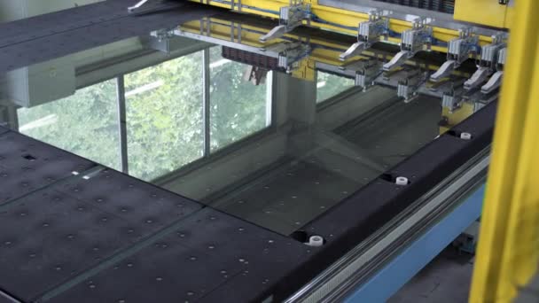 Moderní řezání skla v továrně. Průmyslový automatizovaný stroj. — Stock video