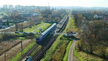 Yolcu Treni Başka Bir Trenden Geçerken - Havadan Vuruldu
