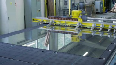 Fabrikadaki Modern Cam Kesme Hattı. Endüstriyel otomatik makine. Turna atışı.