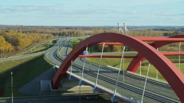 Autobahnüberführung mit Viadukt im Hintergrund — Stockvideo