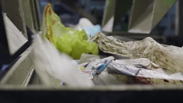 Línea de reciclaje de residuos plásticos. Planta de clasificación de basura. Clasificación de bolsas de plástico . — Vídeos de Stock